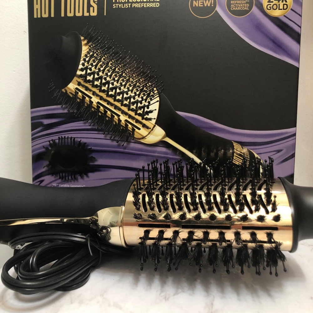New in the box. Hot tools 24k gold blowout styler